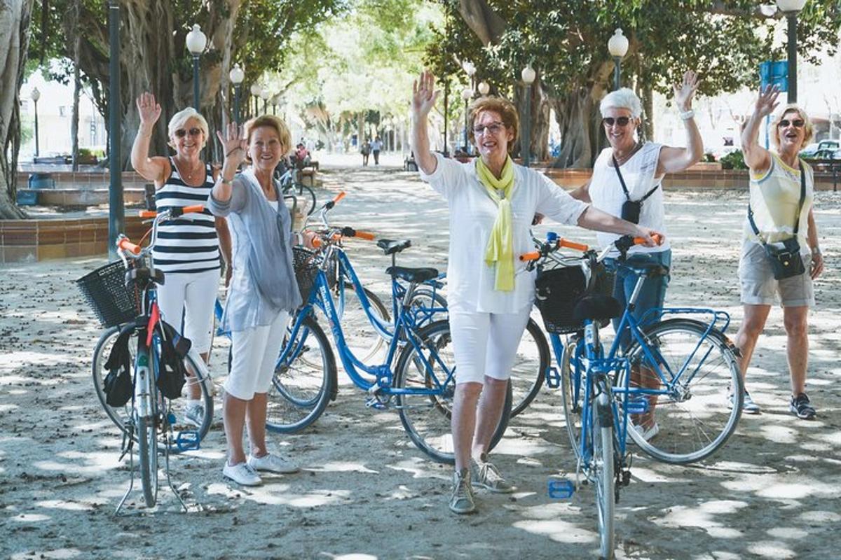 un gruppo di persone in piedi accanto alle loro biciclette