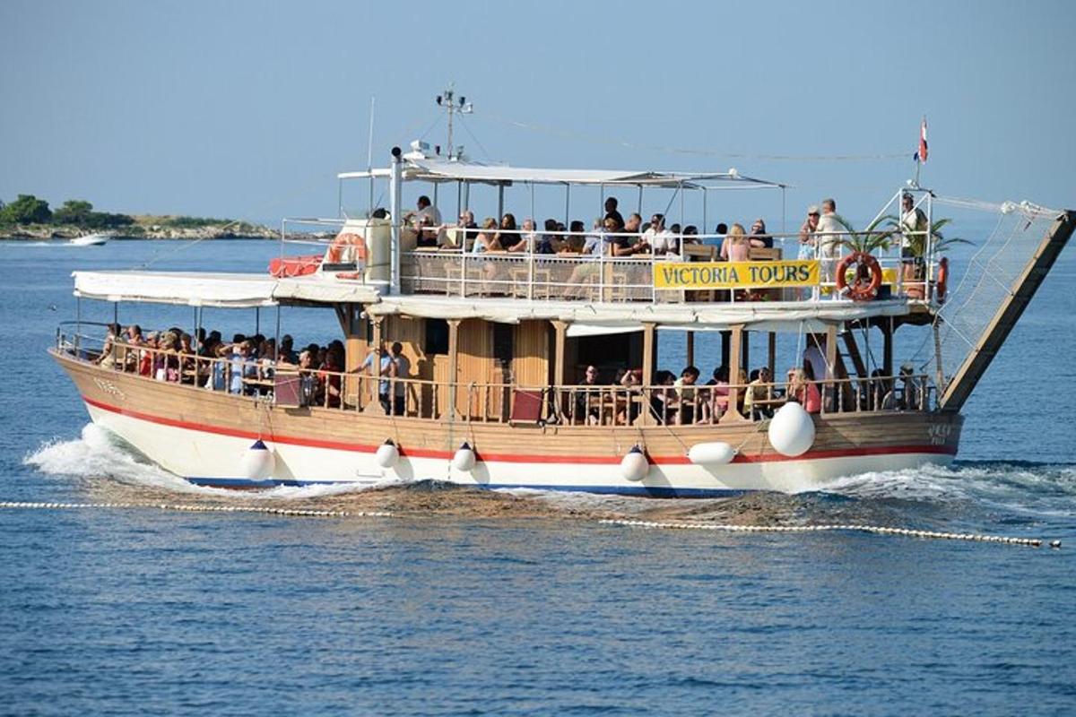 Un barco con gente a bordo en el agua.