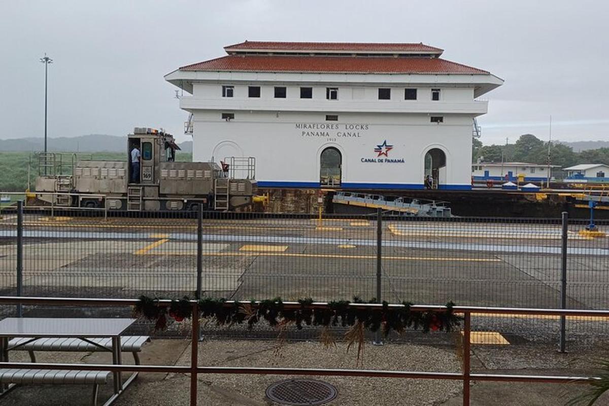un edificio con un treno di fronte