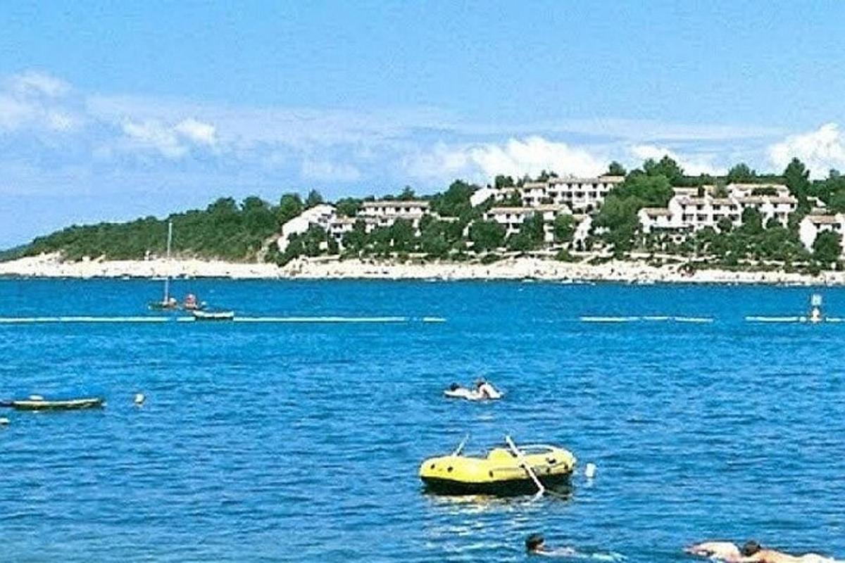 una barca gialla in mezzo a uno specchio d'acqua