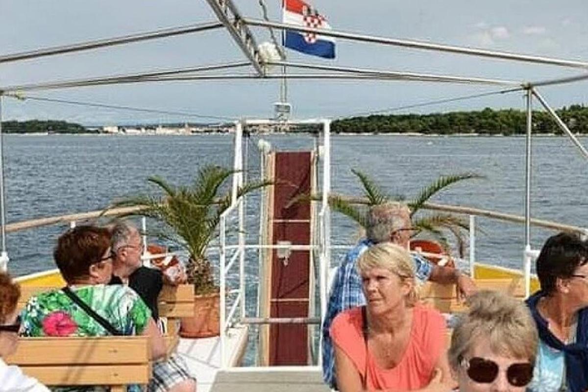 un gruppo di persone su una barca in acqua