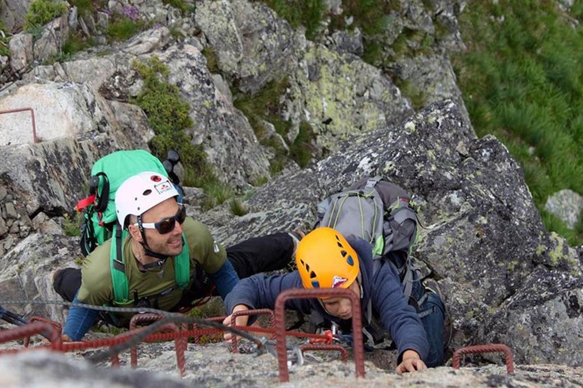 Tveir menn með bakpoka á grýttu fjalli