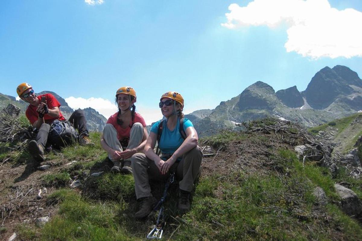 hópur fólks situr á fjallstindi