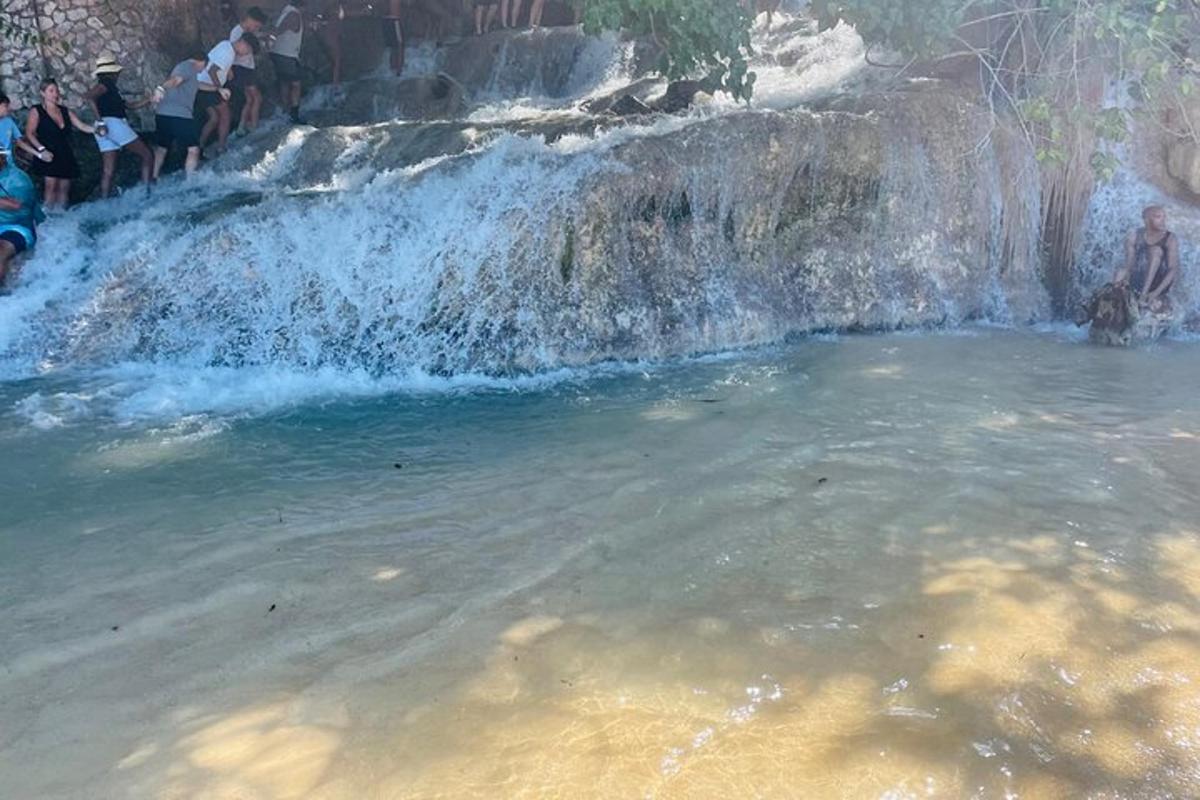 група людей, що стоять у калюжі з водою