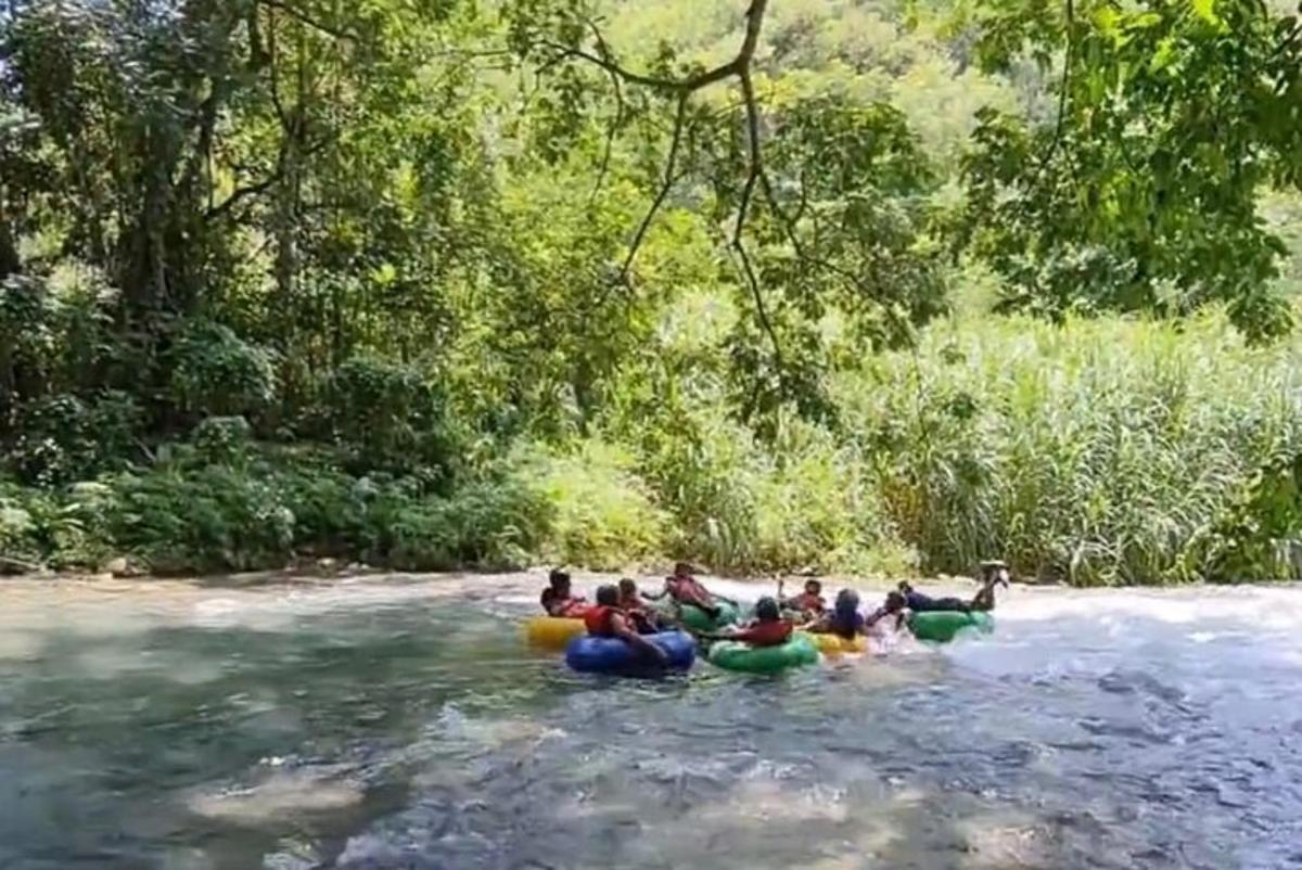 một nhóm người đi bè trên sông
