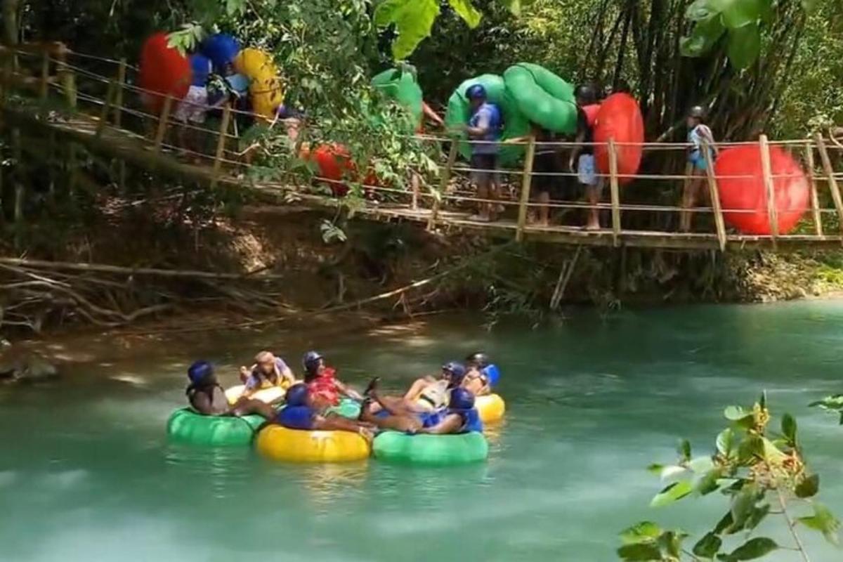 một nhóm người đi bè trên sông