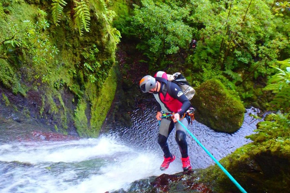 un uomo è in piedi su una zattera in un fiume