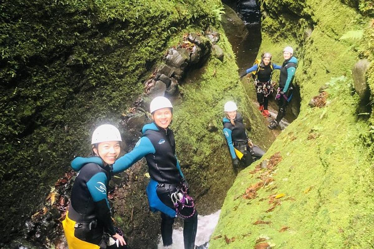 un gruppo di persone che scalano una montagna