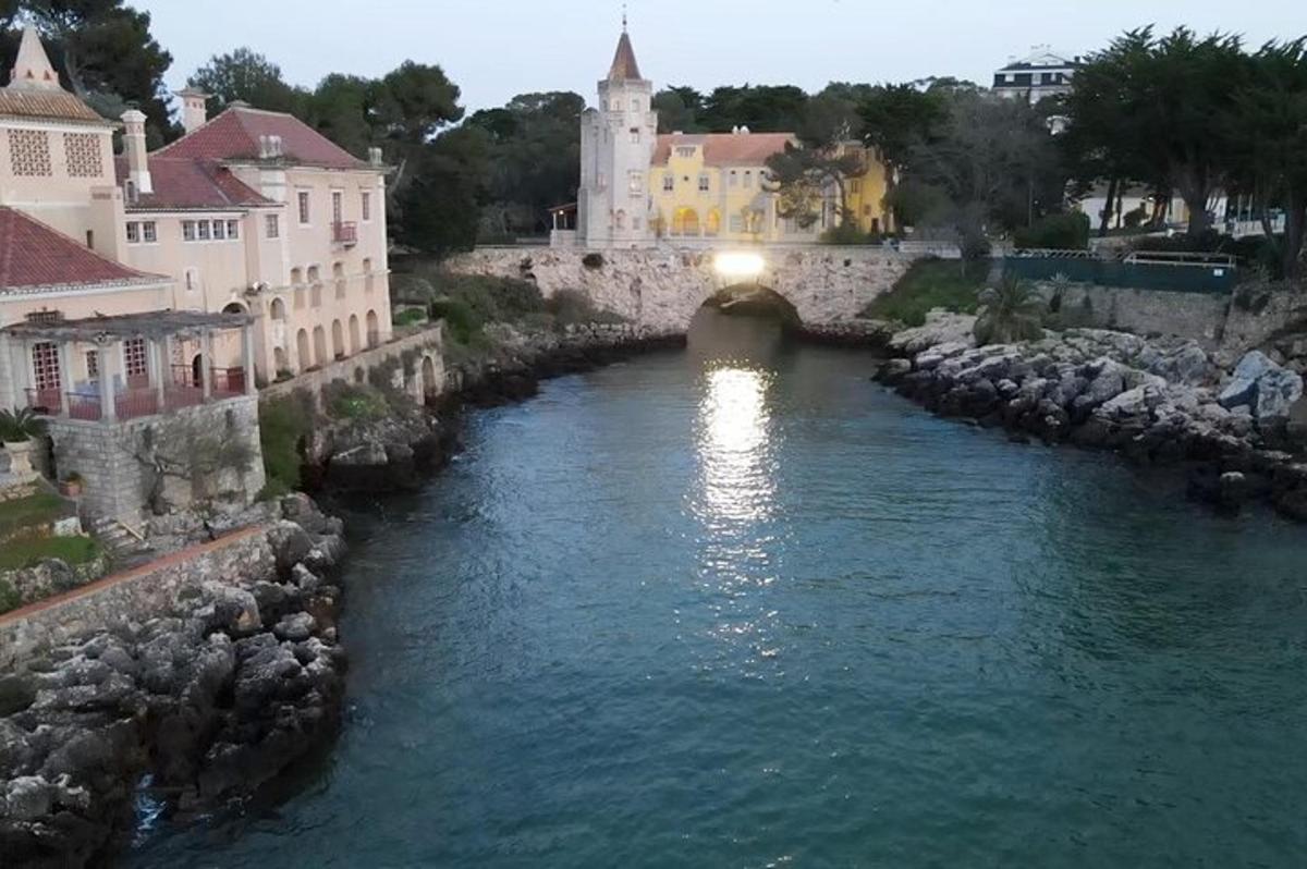 un pont sobre un riu en una ciutat amb edificis