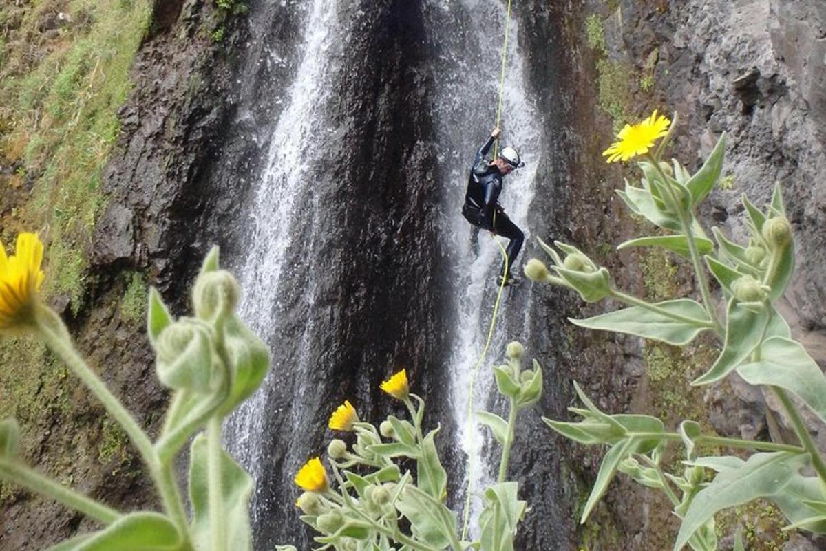 un uomo in piedi davanti a una cascata
