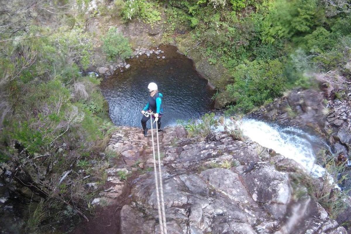 una persona in piedi su una corda davanti a un tunnel