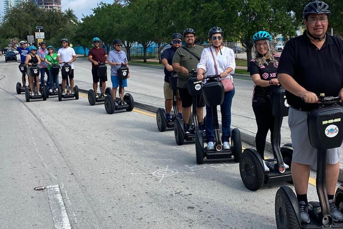 một nhóm người đang đi xe segway xuống phố