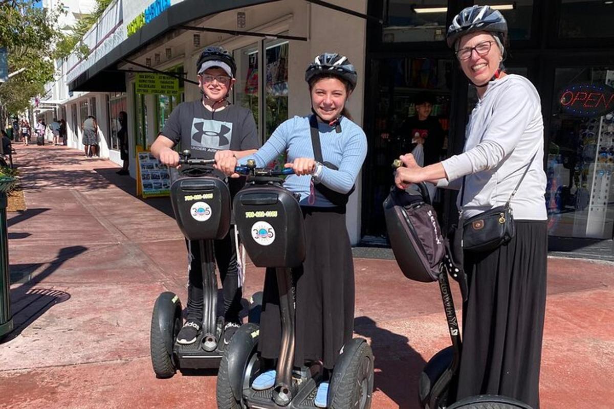 hai người đàn ông đang đi xe segway trên phố
