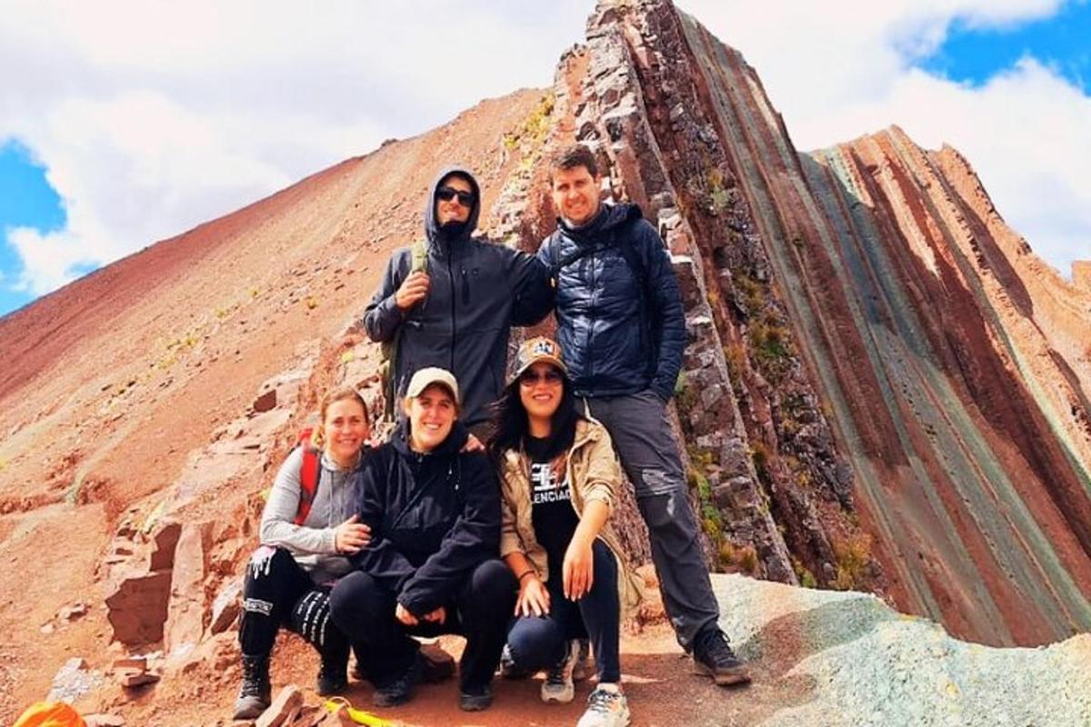 un grup de persones posant davant d'una muntanya