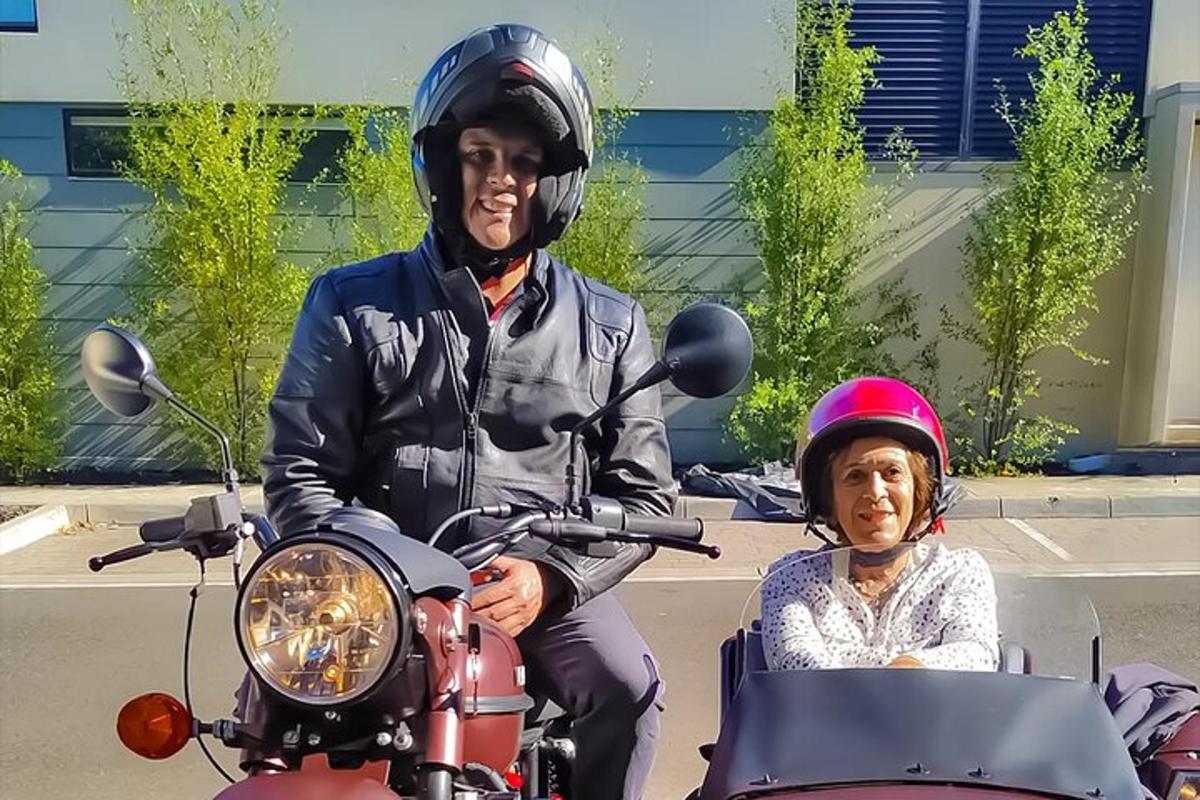 un uomo e una donna seduti su una motocicletta
