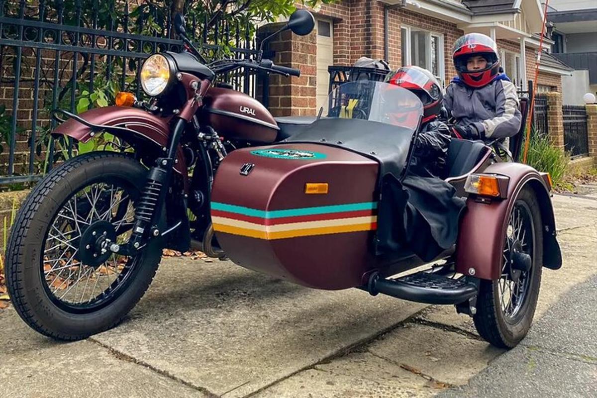 un uomo seduto su una motocicletta con un sidecar