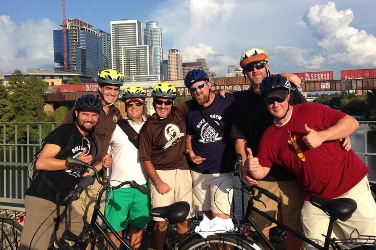 un gruppo di uomini in posa per una foto con le loro biciclette