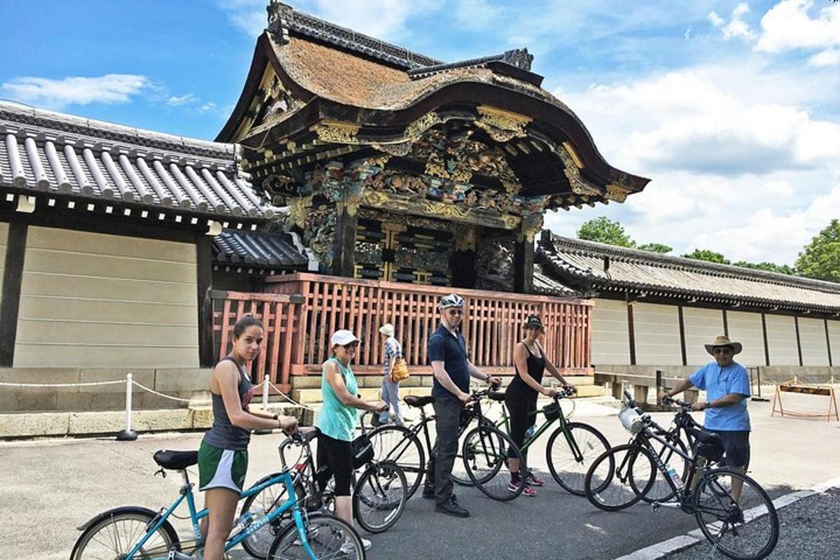un grup de persones en bicicleta davant d'un edifici