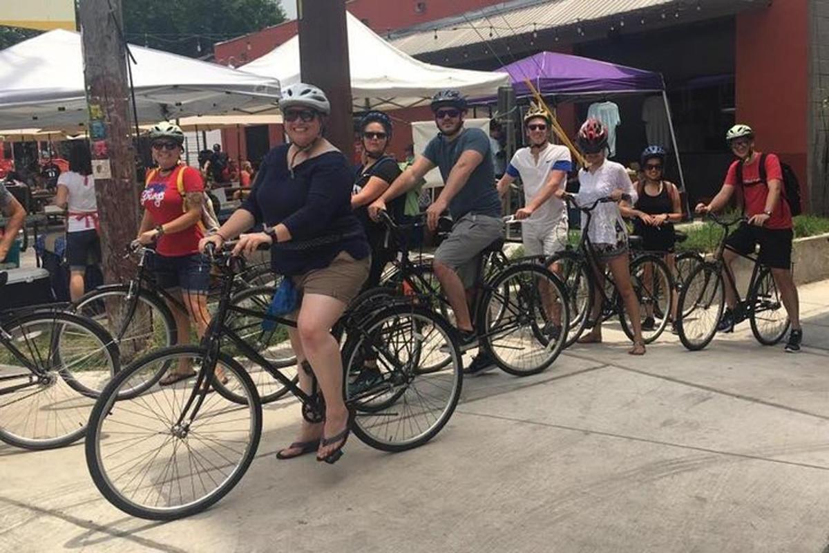 un gruppo di persone in bicicletta su un marciapiede