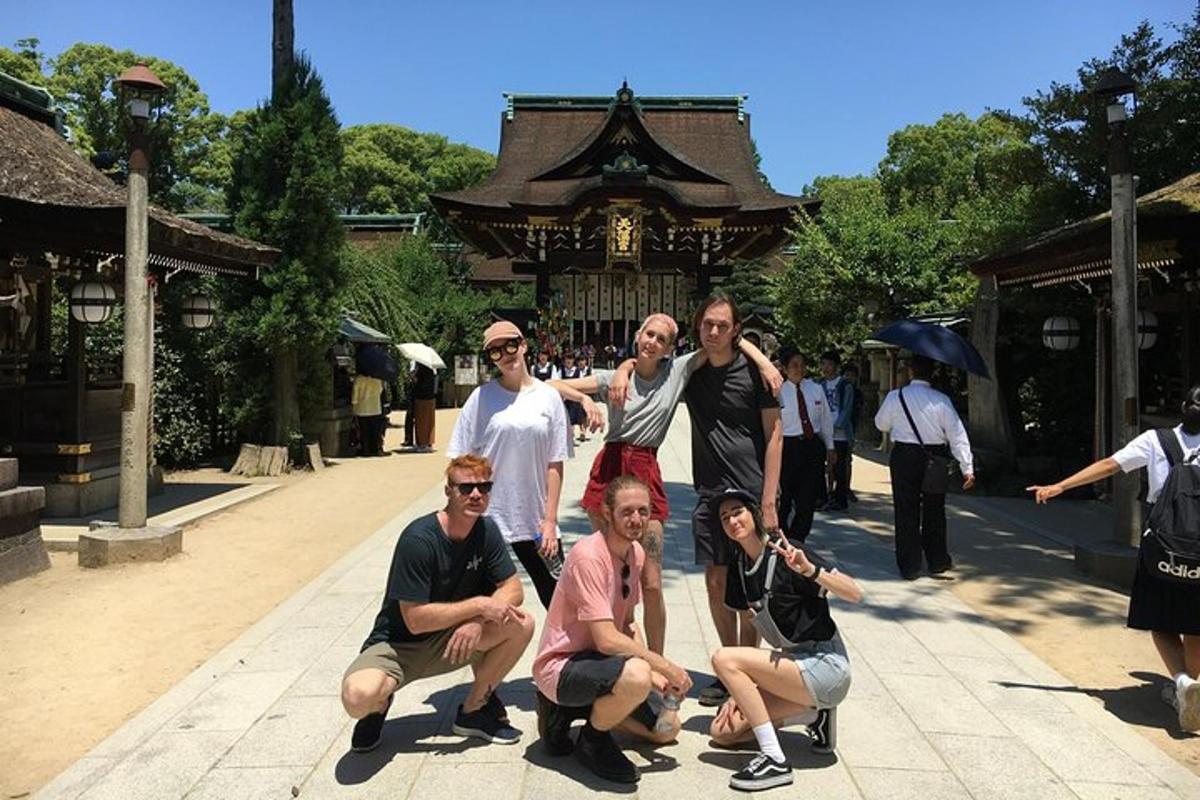 un grup de persones posant davant d'un temple