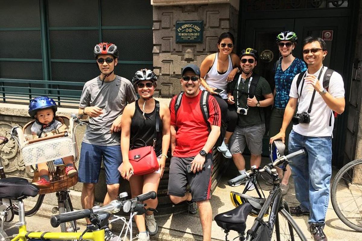 un gruppo di persone che posano per una foto con le loro biciclette
