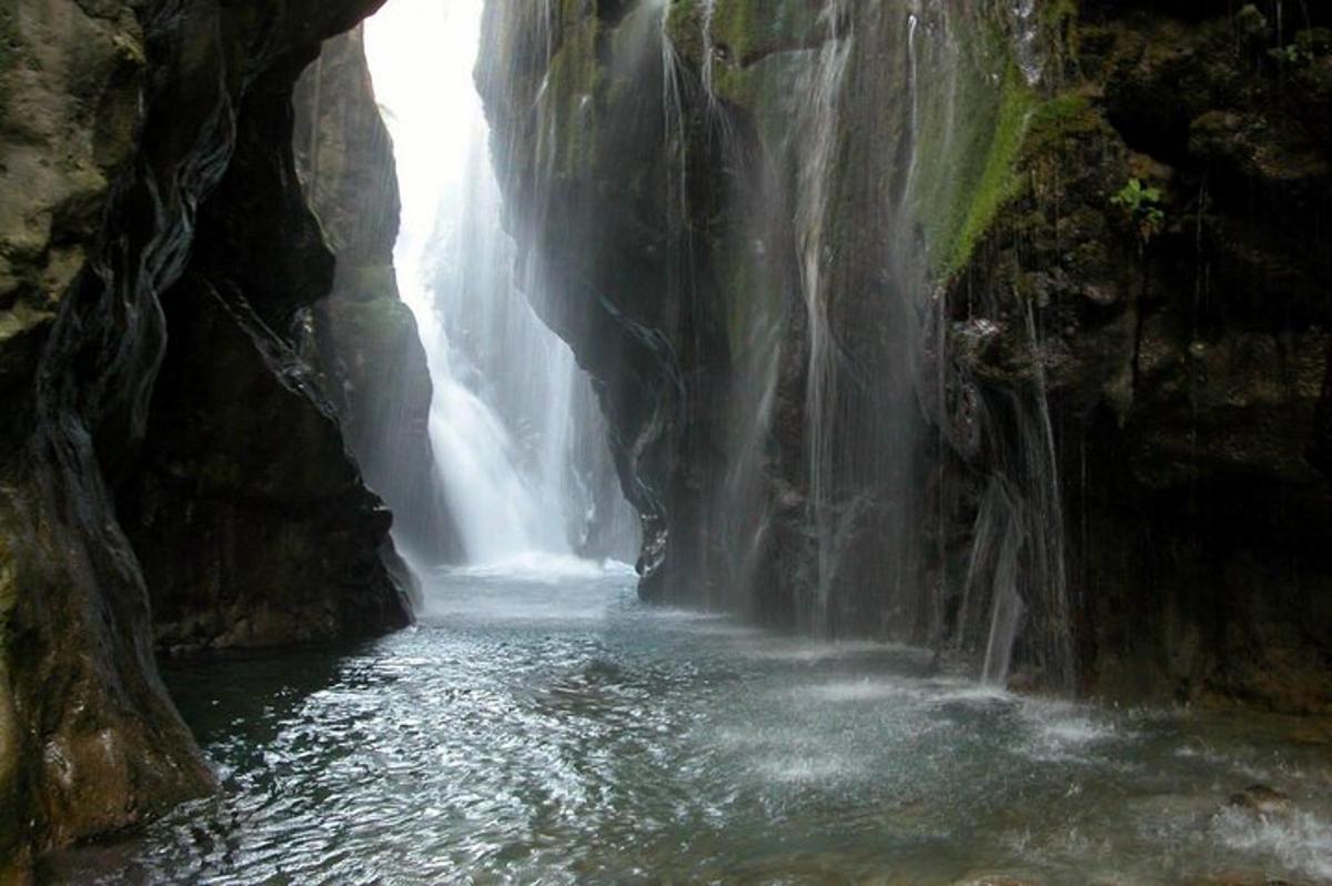 foss í helli þar sem vatn streymir í gegnum hann