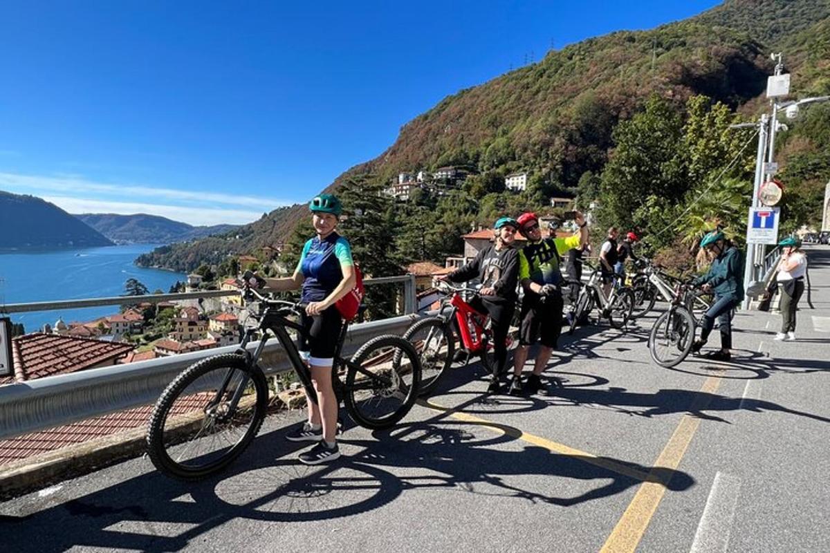 een groep mensen die op een bergweg fietsen