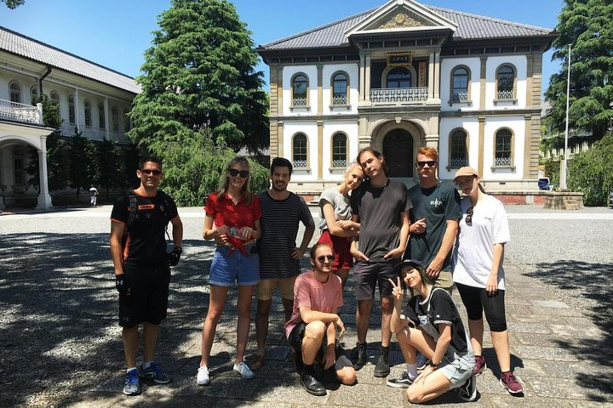 en gruppe mennesker som poserer foran et hus