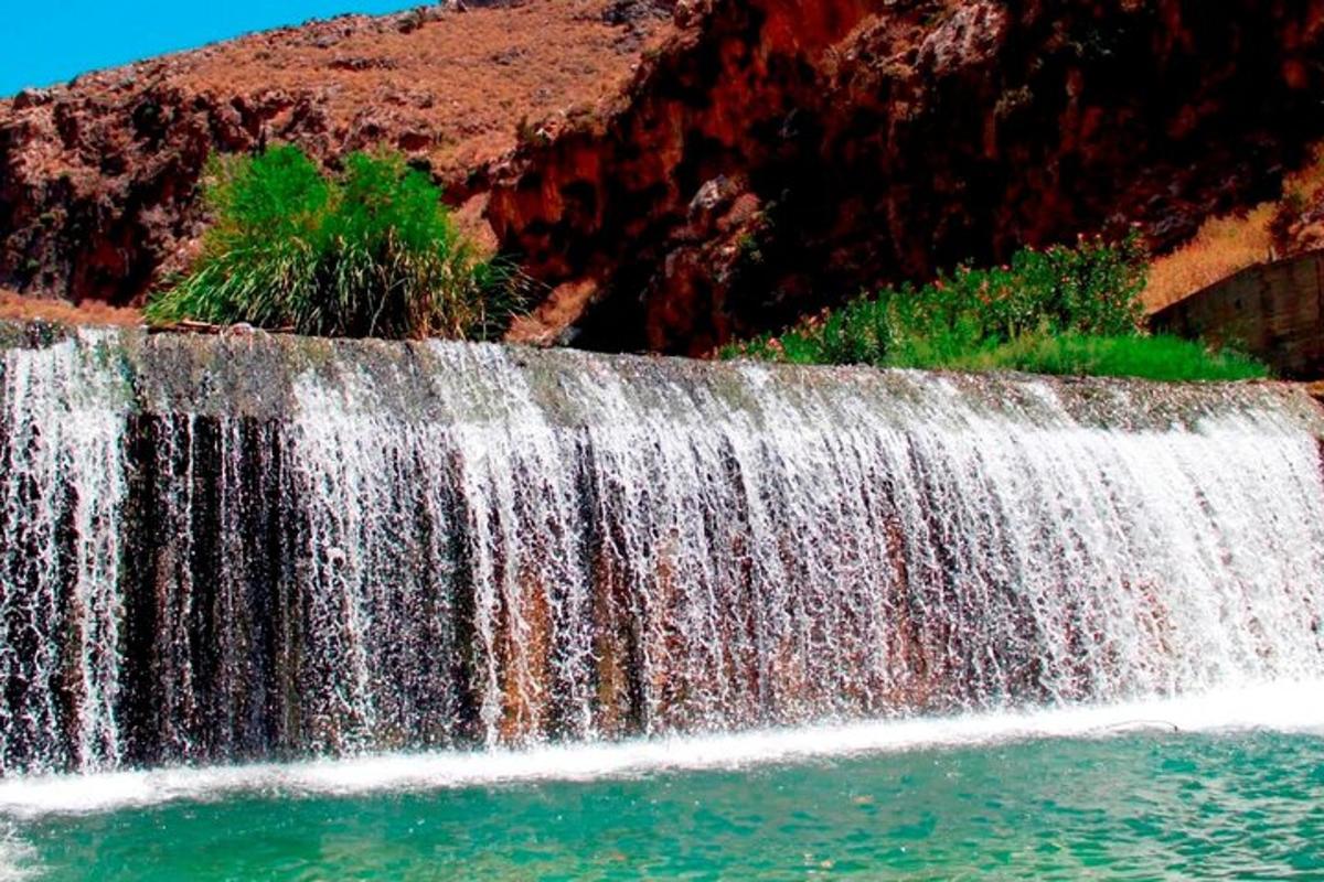 una cascata in mezzo a una pozza d'acqua