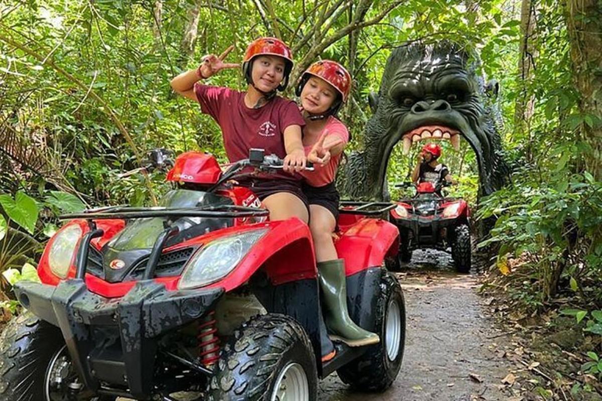 dues noies que van en un quad al bosc