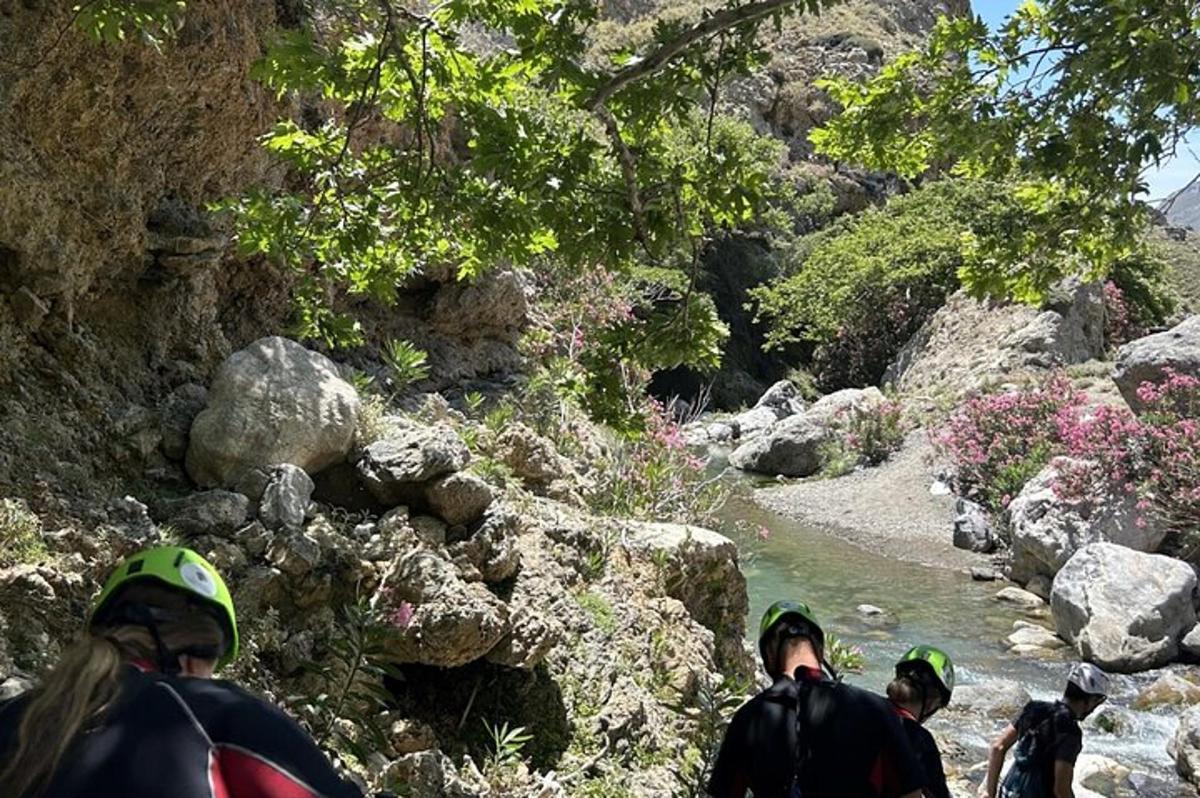 un gruppo di persone che scendono in bicicletta lungo un fiume