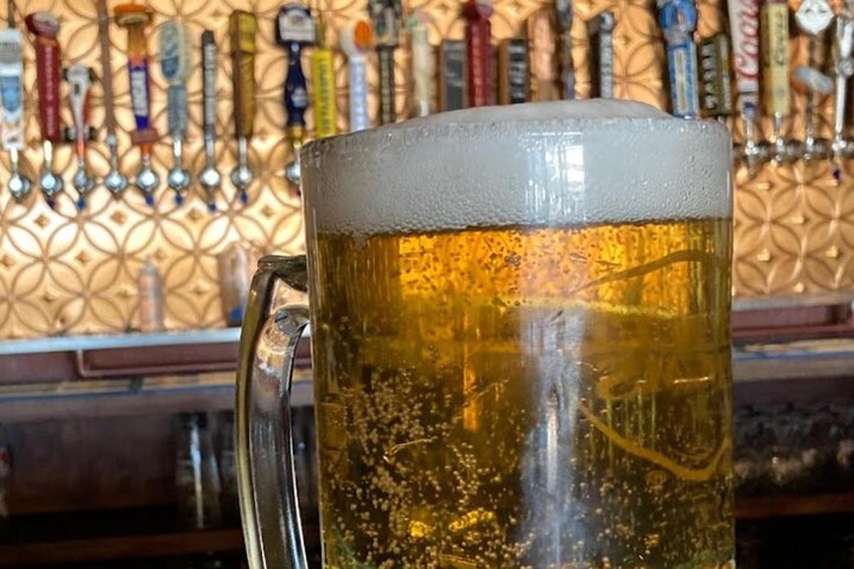 un got de cervesa està assegut sobre una taula