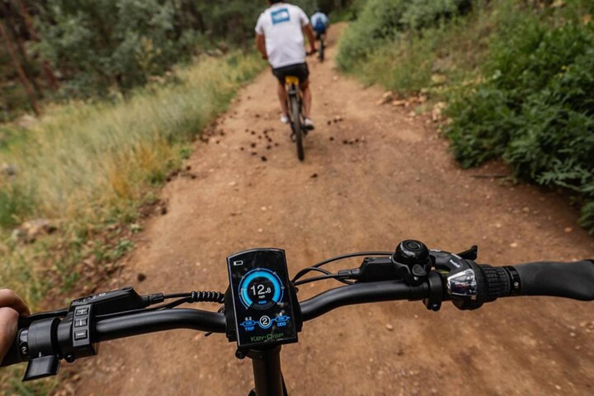 una persona que va en bicicleta per un camí de terra