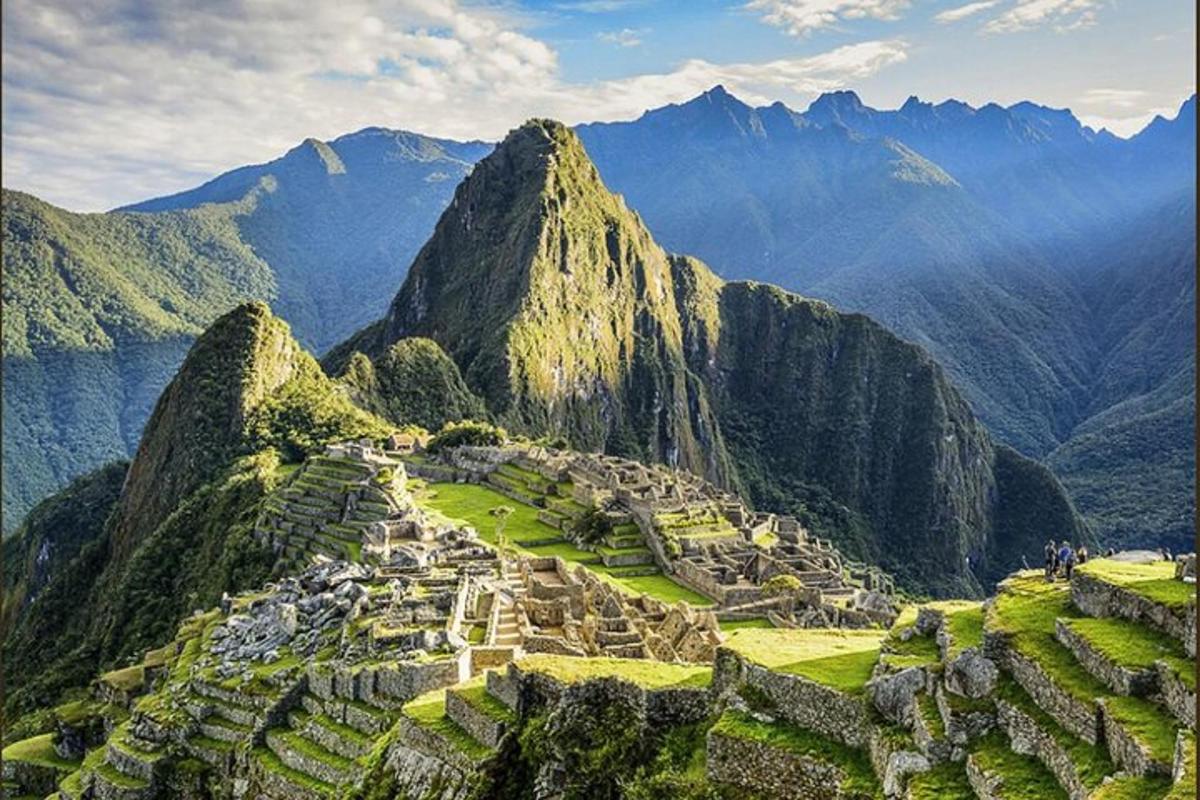 una vista di un'antica città inca su una montagna