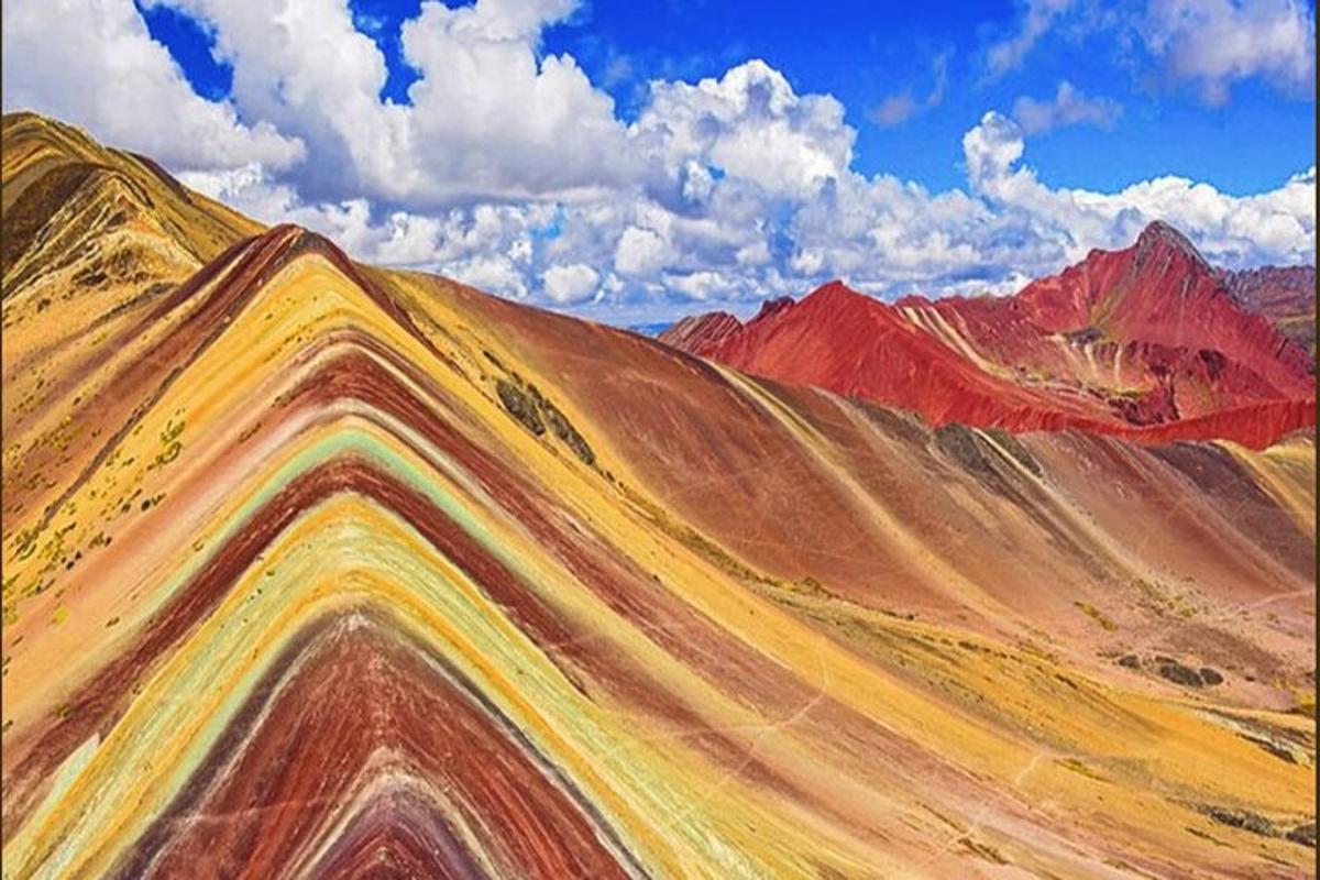 un dipinto di una montagna con i colori dell'arcobaleno