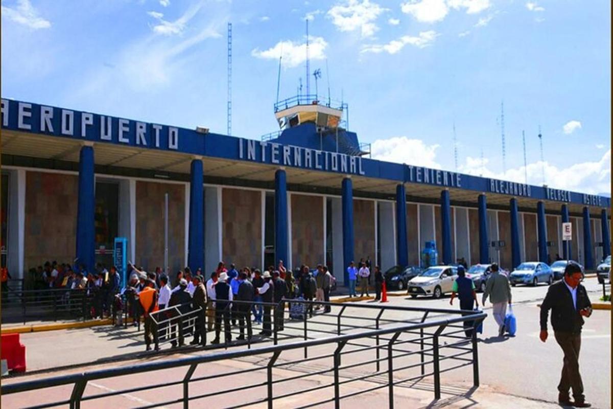 un gruppo di persone in piedi fuori da un aeroporto