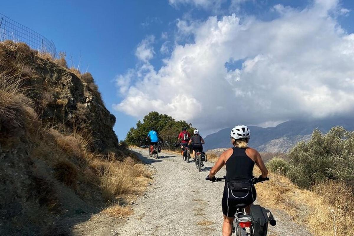 um grupo de pessoas andando de bicicleta por uma estrada de terra