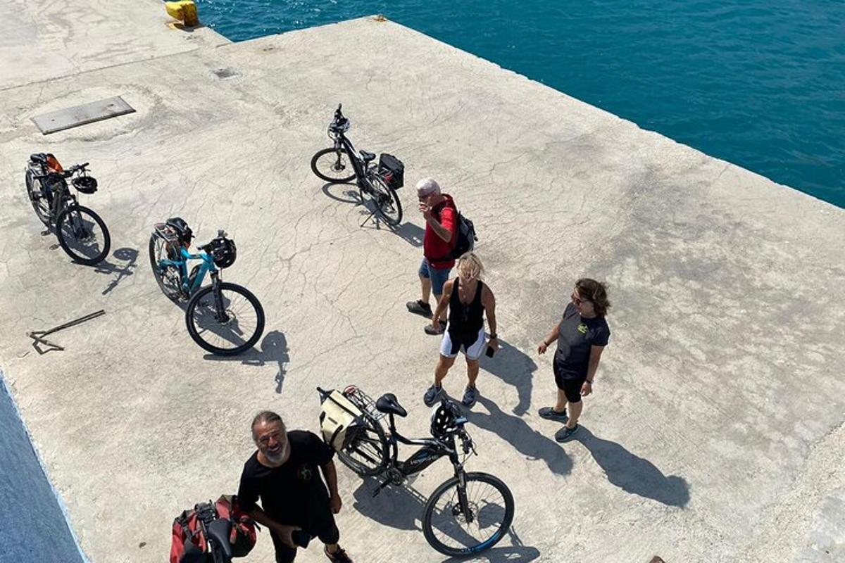 um grupo de pessoas andando de bicicleta em um píer