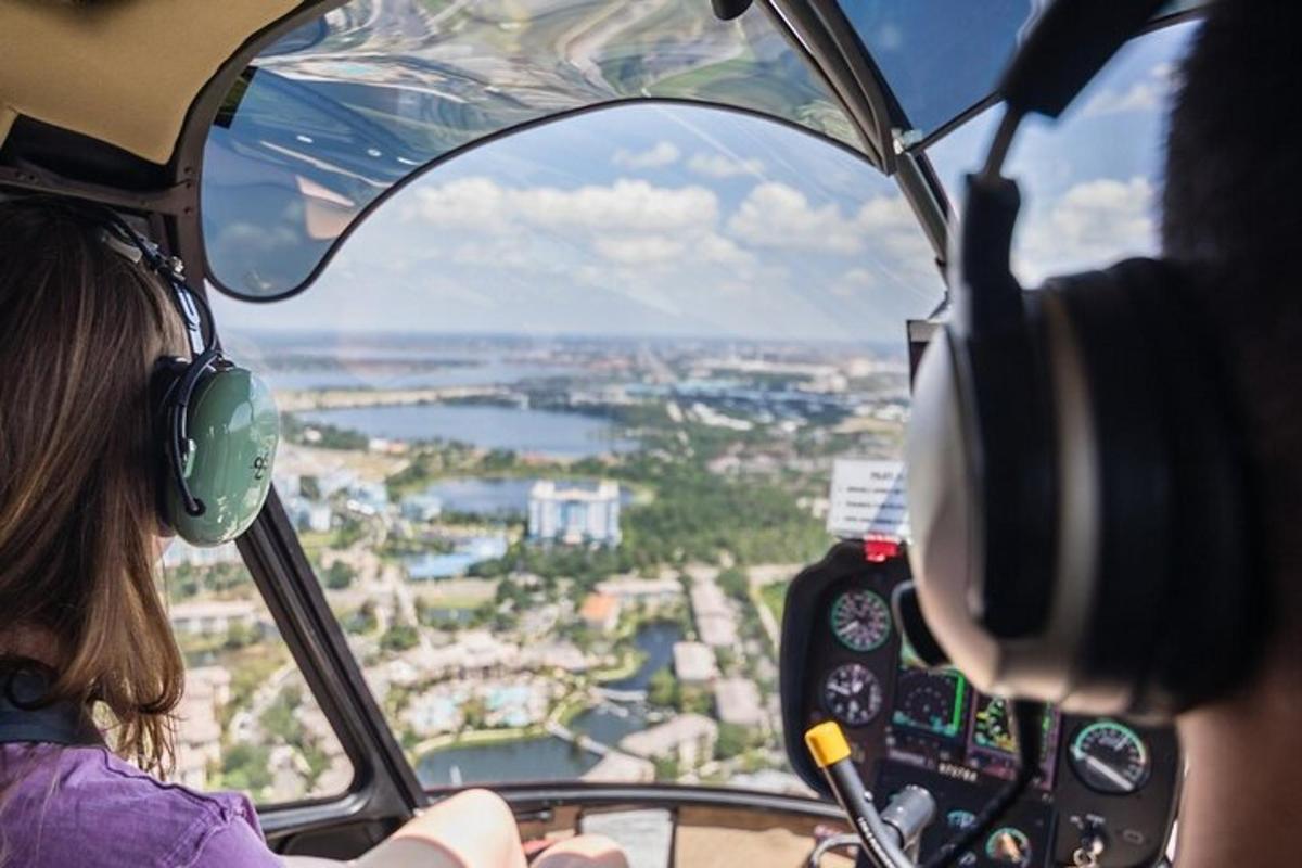 ein paar Leute fliegen in einem Flugzeug