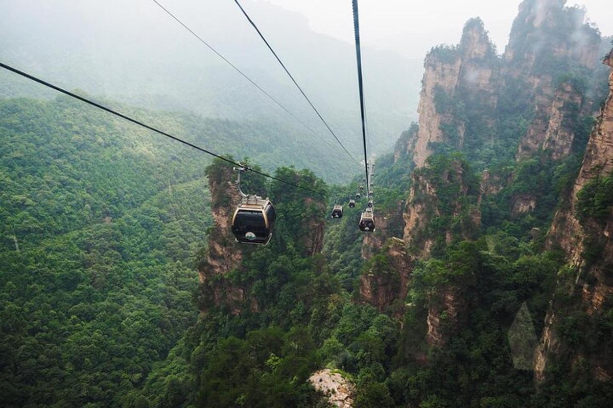 dağ yamacının üzerinden uçan iki teleferik