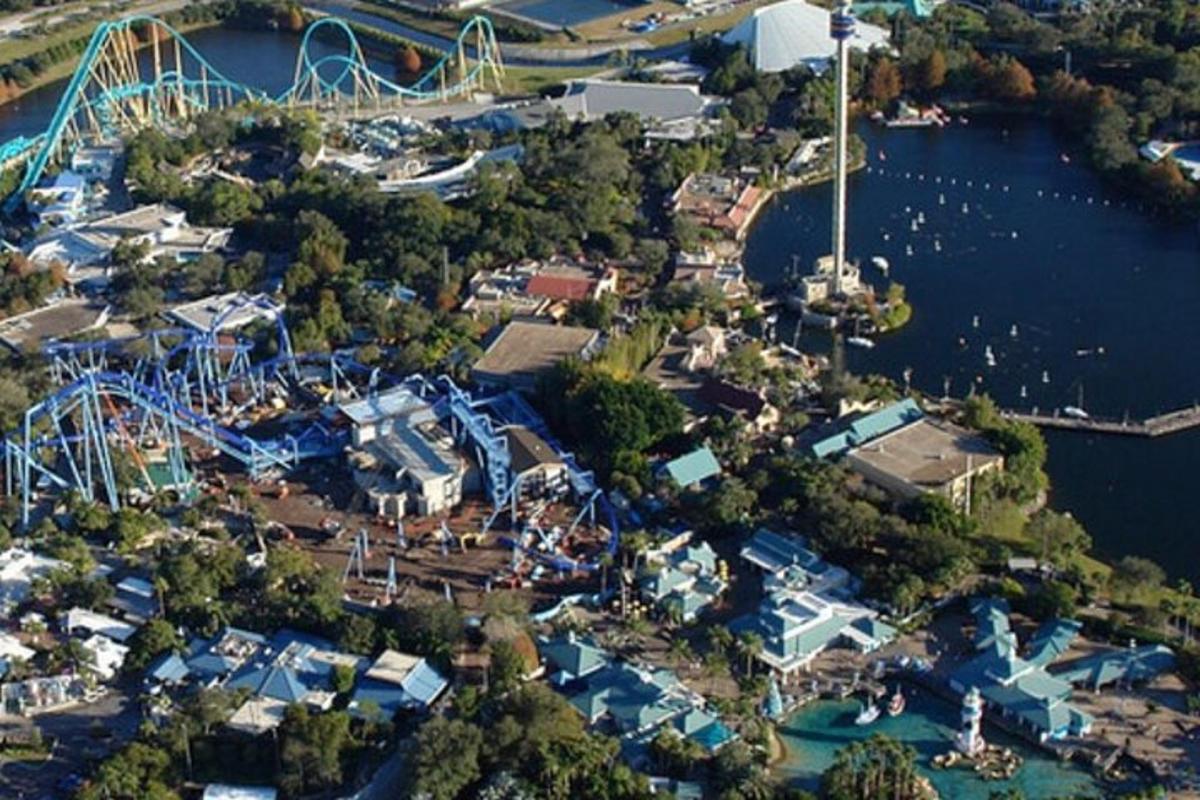 pohled shora na aquapark s horskou dráhou