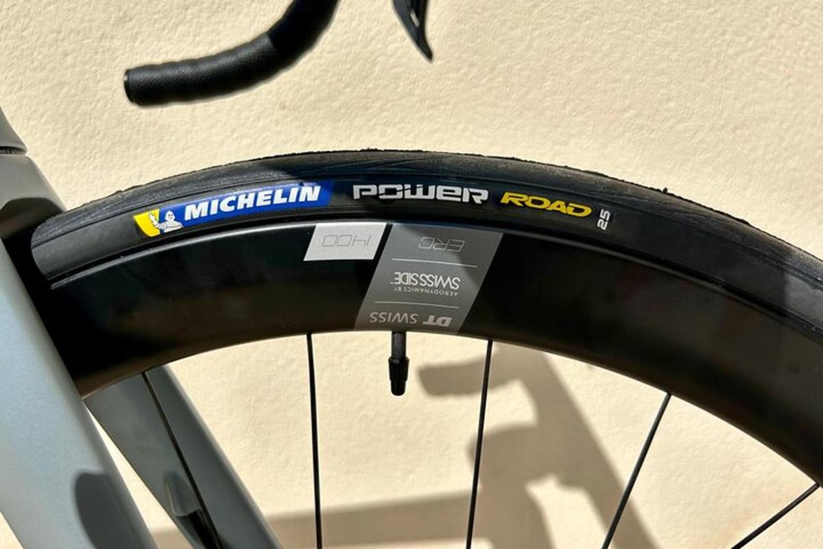 Un primer plano de un neumático de una bicicleta.