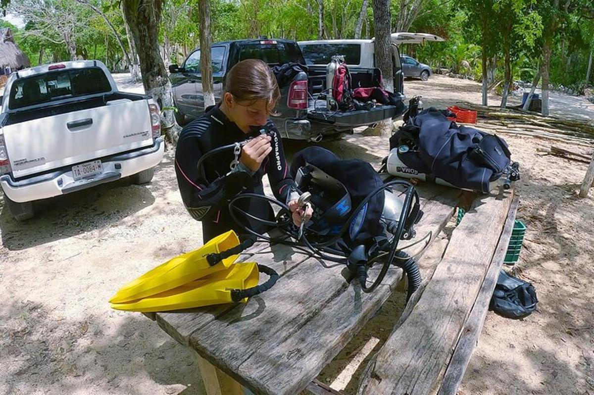 una donna in piedi su un tavolo da picnic in legno