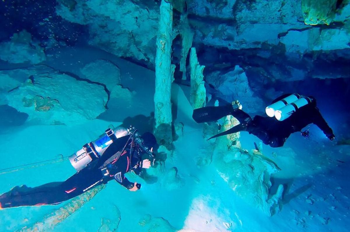 due persone che nuotano nell'acqua di una grotta