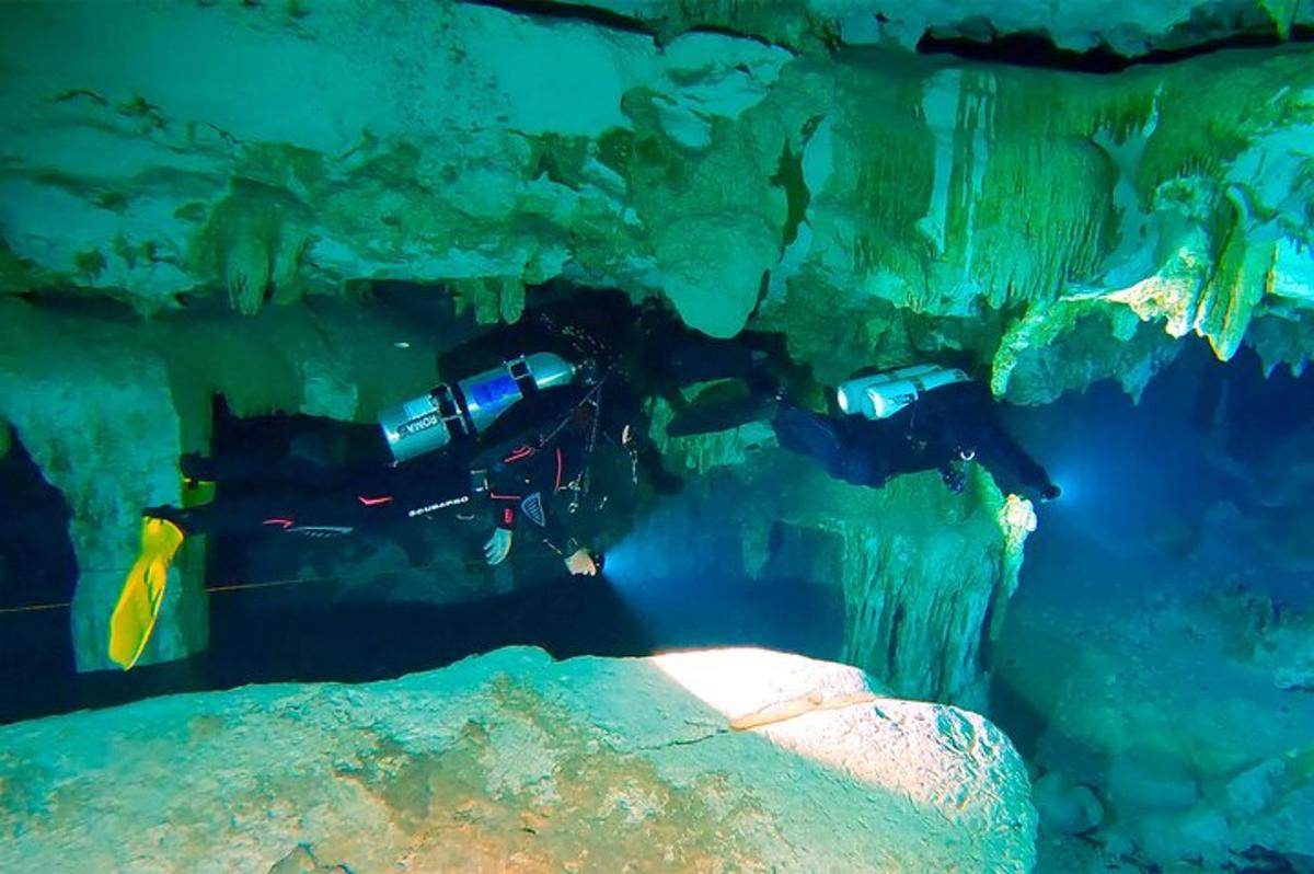 un gruppo di persone che nuotano in una grotta