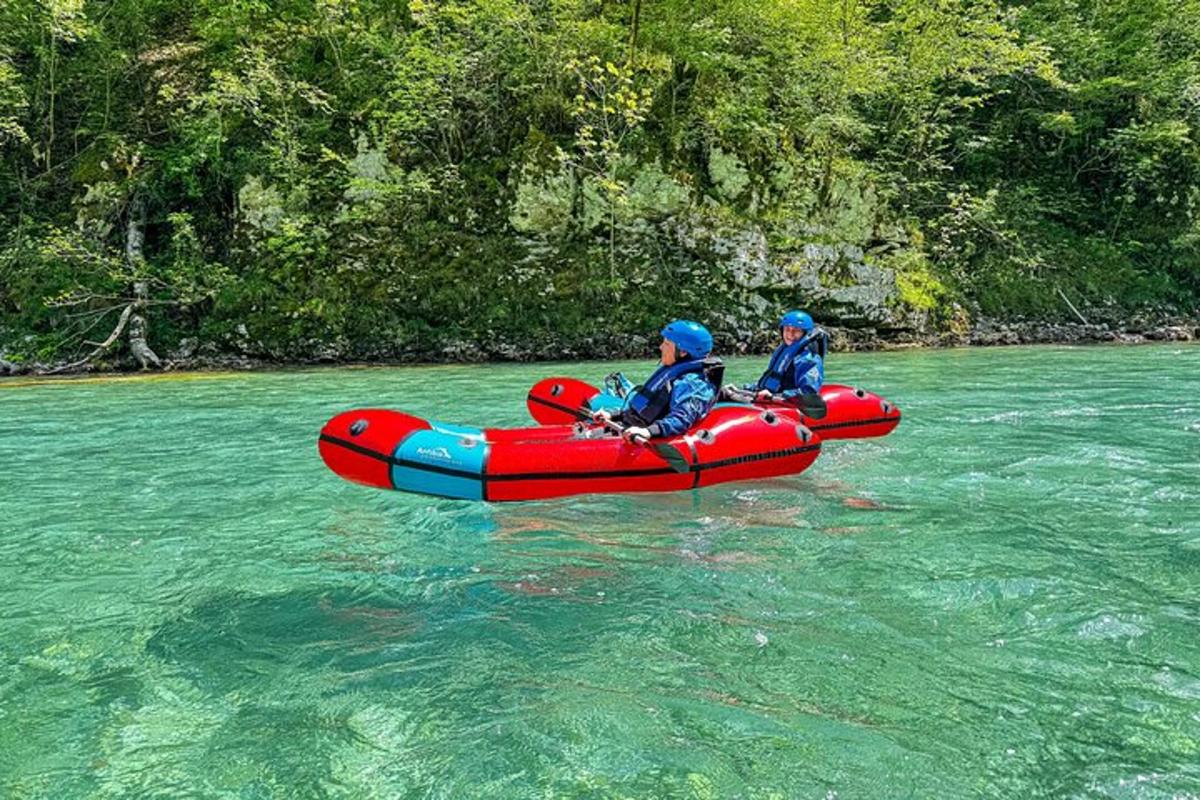 dva lidé v červeném voru ve vodě