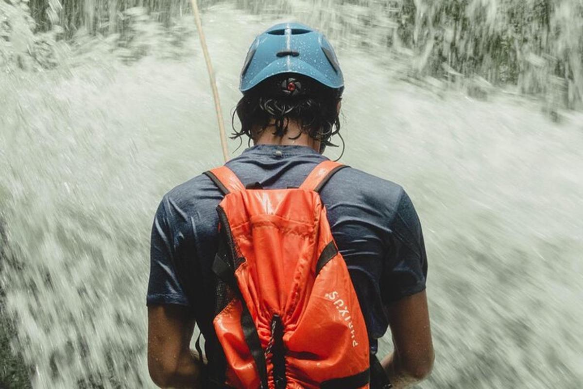eine Person mit einem Rucksack, die einen Feldweg entlanggeht