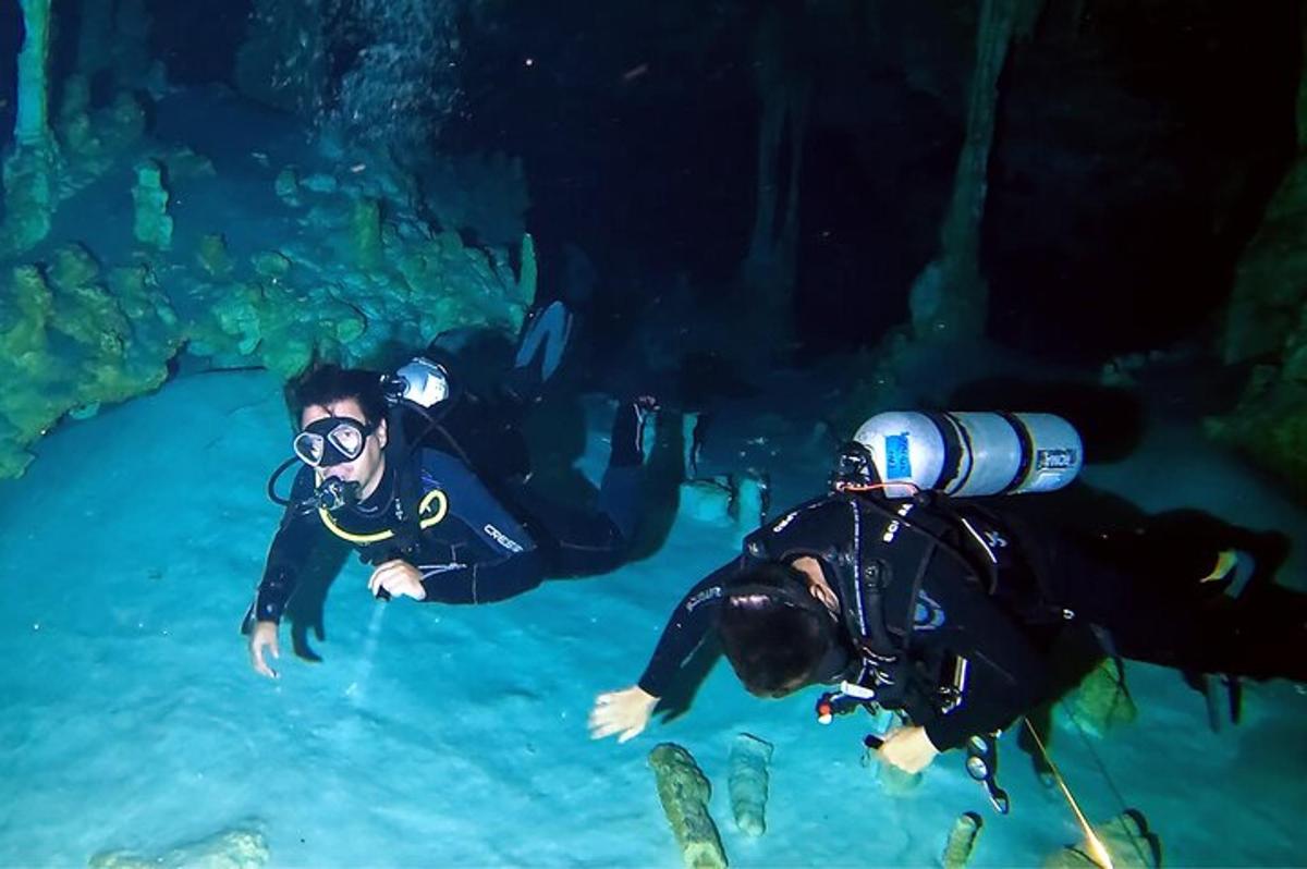 due persone in acqua in una grotta