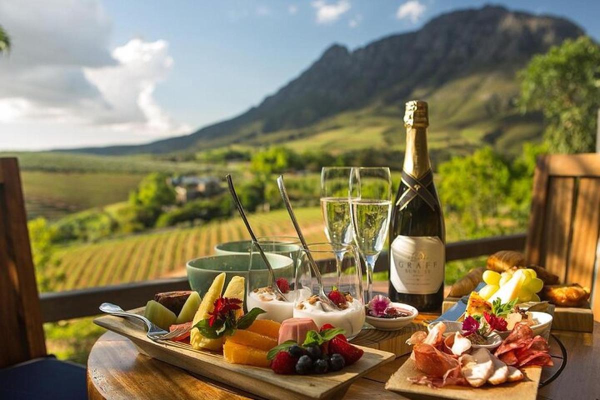 un tavolo con un piatto di cibo e una bottiglia di vino