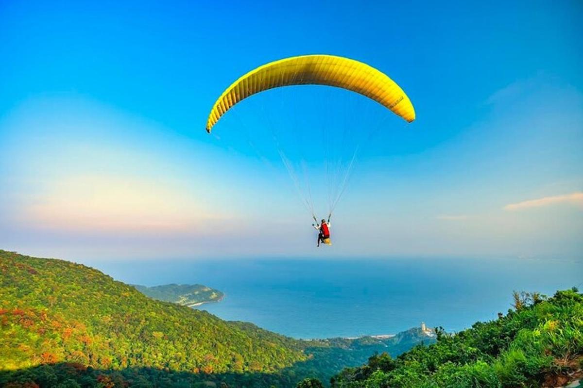 una persona che cavalca un paracadute nel cielo